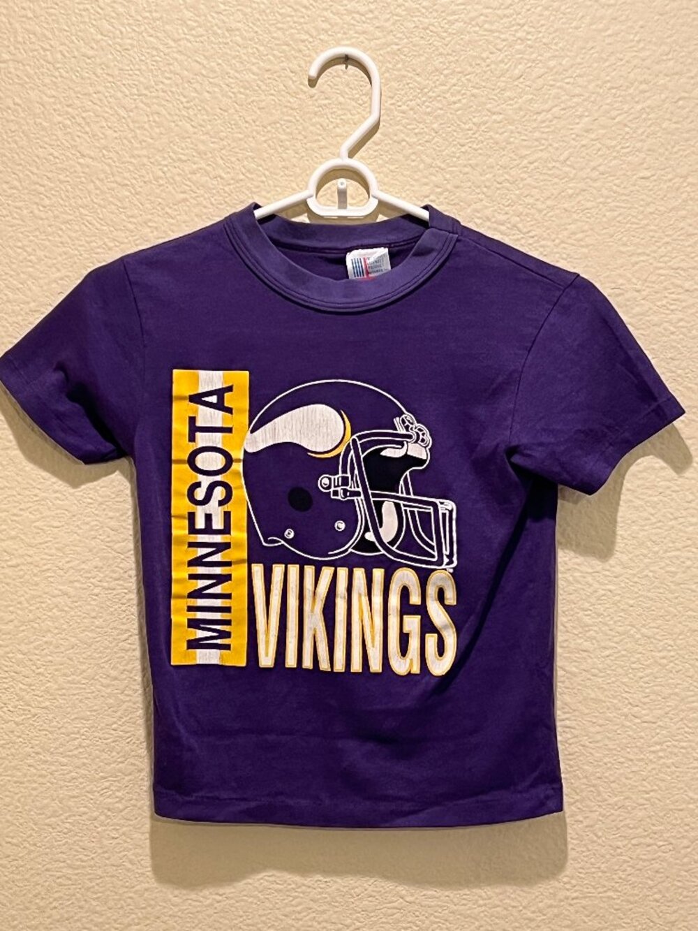 Minnesota Vikings NFL T-Shirt Youth M (10-12) Purple Helmet Graphic
